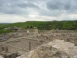 Vue de ruines avec un paysage vallonné à l'arrière-plan