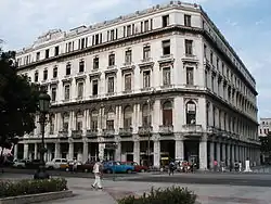 Bâtiment, en angle, de cinq étages