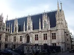 L'aile Est de style néogothique (fin du XIXe s).