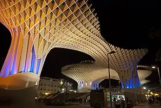 La superstructure avec ses illuminations nocturnes.