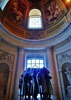 Vue sur la coupole et la décoration extérieure.