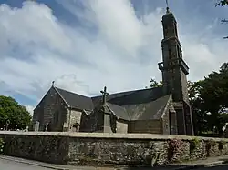 L'église et le calvaire du cimetière.