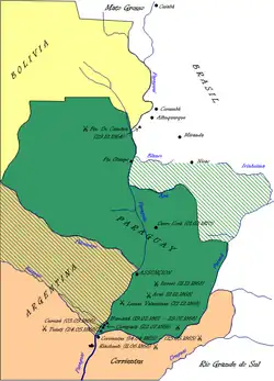 Image vectorielle en couleur. Plan de région, où le Paraguay est représenté au centre en vert, entouré au nord et à l'est du Brésil en blanc, au nord-ouest de la Bolivie en jaune, et au sud par l'Argentine en orange. Certains territoires du Brésil et de l'Argentine sont hachurés en vert : ce sont les possessions paraguayennes perdues.