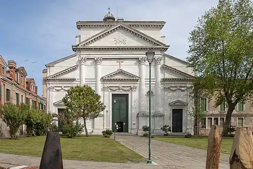 La façade.