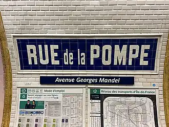 Faïence murle indiquant le nom de la station avec son sous-titre.
