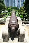 Les canons visaient à l'origine la baie de Tung Chung&nbsp;(en) mais l'horizon est aujourd'hui bloqué par les immeubles résidentiels de Yat Tung Estate&nbsp;(en)