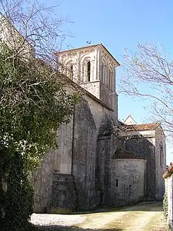 Le clocher roman.