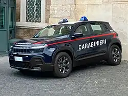 Jeep Avenger électrique des carabiners de Rome, ici « Via Della Dataria », au pied de la « Salita di Montecavallo ».