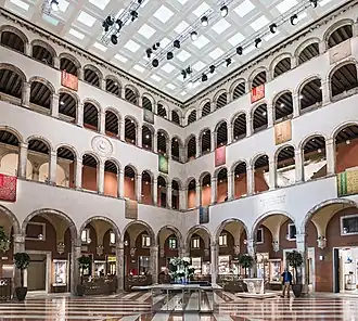 La cour intérieure.