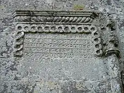 inscription sculptée dans la pierre mentionnant la date du début des travaux ainsi que le maître d'oeuvre