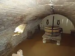 Une cave.