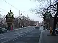 Vue du bout de la rue et du début du pont