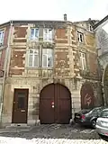 L'hôtel des Trois-Pots ou hôtel de Sully, rue du Châtel. Ancienne hôtellerie.