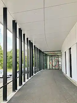 … l'entrée …