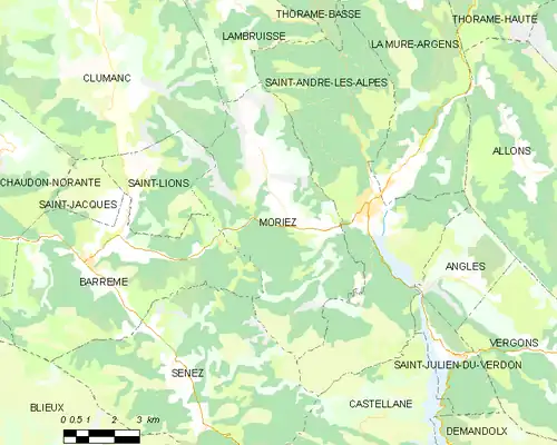 Carte élémentaire montrant les limites de la commune, les communes voisines, les zones de végétation et les routes