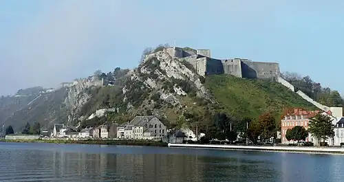 Charlemont dominant la Meuse.