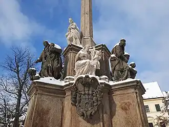 Détail des sculptures au pied de la colonne