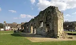 Photo d'un pan de mur épais avec de grandes arches en ogive