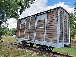 Ancien wagon du « tacot de Fleurville », visible depuis 2018 au jardin des Lombards.