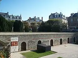 Le cryptoportique vu de la place du Forum en 2011.