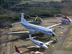 Aéronefs exposés à l'extérieur, dont un NAMC YS-11.