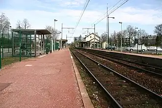 Les quais de la gare. Au 1er&nbsp;plan : la voie 2 en direction de Corbeil-Essonnes. Au second plan : la voie 1 en direction de Malesherbes.