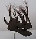Masque Komo, confrérie importante et répandue chez les Bambaras, au Mali. Bois, poils de porc, corne d'antilope, pigments[2].
