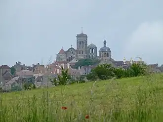 Vue sur Vézelay et sa colline.