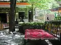 Intérieur d'un restaurant à Darakeh