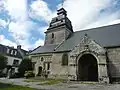 Le Faouët (Morbihan): l'église paroissiale Notre-Dame de l'Assomption, le porche, le clocher et l'ossuaire muré.