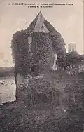 Ruines du château de Princé, l'étang et la chapelle.