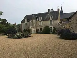 Façade sud du prieuré, un manoir fortifié construit au-dessus du rez de chaussée des moines, à l'origine réfectoire, chauffoir et cuisine