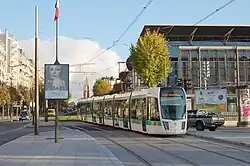 La rame Citadis 402 no&nbsp;312 passe devant le Parc des expositions de la porte de Versailles