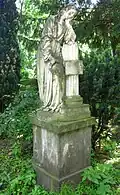 Statue typique d'une pleureuse (sépulture H.P. Zimmer) d'après un modèle du sculpteur Christian Warth (1836-1890), commercialisé par Villeroy & Boch.