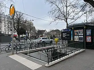 Entrée de la station sur le boulevard de Reuilly.