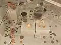 Objets trouvés près de la fontaine d'Anna Perenna et exposés au Musée des thermes de Dioclétien.