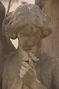 Hipogeu Fàbregas i Mataró (1908). Ange avec ornement floral d'inspiration moderniste.