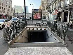 Accès no&nbsp;10 « Rue Legraverend ».