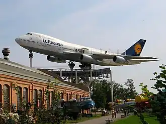 Boeing 747 suspendu.