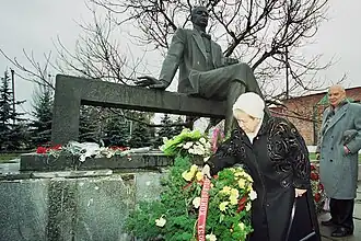 Alexandra Pakhmoutova et Nikolaï Dobronravov devant son monument monument classé[1]
