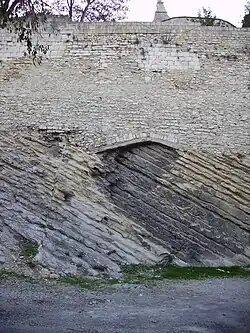 Partie de rempart construit sur la roche.