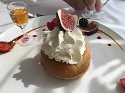 Un savarin (baba au rhum).