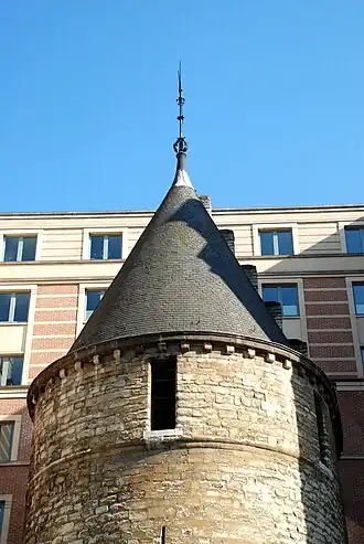 Le dernier étage résultant de la transformation du parapet crénelé (la baie étant originellement un créneau).