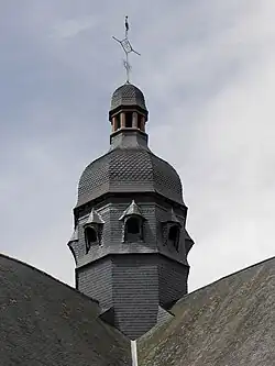 Campaniles superposés à la croisée du transept.
