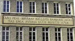 Distique sur un des côtés du bâtiment des dortoirs de Saint-Joseph de Reims