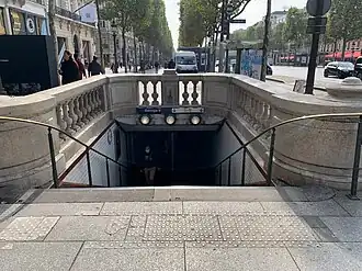 Un des accès à la station.