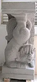 Lion en vol. Décor de soubassement. Circa XIIe – XIIIe&nbsp;siècles. Grès. H. 133&nbsp;cm.[117]