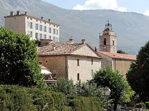 Le château reconstruit au XVIIe&nbsp;siècle dominant l'église et le village.