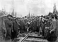 Pose du dernier boulon à Craigellachie (Colombie-Britannique) en 1885.
