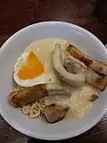 Nouilles instantanées, porc et sauce au fromage